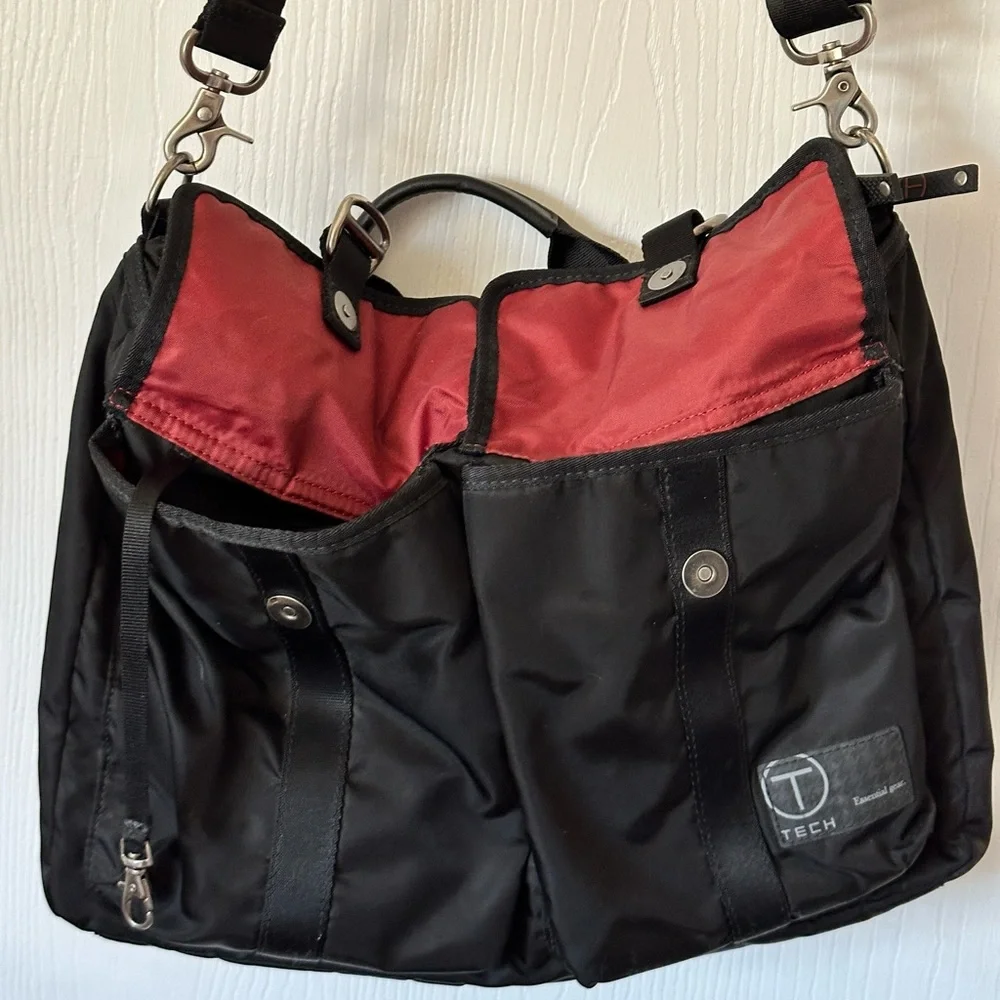 Vintage Tumi laptop/crossbody bag. Black with red lining, great find!